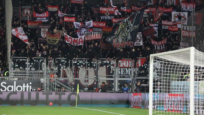 CAGLIARI, ITALY - JANUARY 02: Supporters of Milan during the Serie A match between Cagliari Calcio and AC Milan at Stadio Sant'Elia on January 02, 2026 in Cagliari, Italy. (Photo by Enrico Locci/Getty Images) Ultras Milan, nuovo daspo per Pacini: ecco la durata del fermo per il nuovo ‘capo’ della Curva Sud - immagine 1
