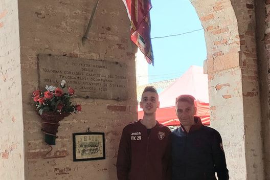 Di padre in figlio: tre generazioni curano la lapide del Grande Torino a Mesola- immagine 2