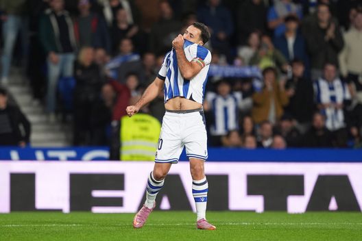 Mikel Oyarzabal esulta dopo il primo dei due gol segnati al Siviglia. (Foto di Juan Manuel Serrano Arce/Getty Images) Il punto su LaLiga dopo la 10° giornata: Real Madrid in fuga, sorpresa Espanyol- immagine 6
