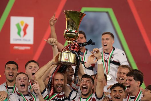 Lorenzo De Silvestri alza la Coppa Italia vinta lo scorso maggio contro il Milan. (Photo by Jonathan Moscrop/Getty Images) Bologna, UFFICIALE: De Silvestri rinnova fino al 2026- immagine 2