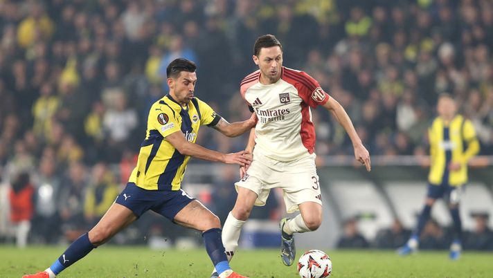 ISTANBUL, TURKEY - JANUARY 23: Irfan Can Kahveci of Fenerbahce and Nemanja Matic of Olympique Lyonnais compete for the ball during the UEFA Europa League 2024/25 League Phase MD7 match between Fenerbahce SK and Olympique Lyonnais at on January 23, 2025 in Istanbul, Turkey. (Photo by Ahmad Mora/Getty Images) Matic squalifica