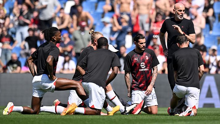 REGGIO NELL'EMILIA, ITALY - APRIL 14: Stefano Pioli, Head Coach of AC Milan, interacts with AC Milan players during the warm up prior to the Serie A TIM match between US Sassuolo and AC Milan at Mapei Stadium - Citta' del Tricolore on April 14, 2024 in Reggio nell'Emilia, Italy. (Photo by Alessandro Sabattini/Getty Images) TACKLE DURO – Il derby dei media sulla settimana più difficile di Pioli - immagine 1