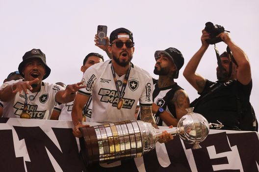 RIO DE JANEIRO, BRASILE- DICEMBRE 1: Alex Telles del Botafogo, mentre festeggia la vittoria della Libertadores. (Foto di Wagner Meier/Getty Images) Botafogo, Telles zittisce gli scettici: “Non siamo venuti negli USA per vedere Topolino”- immagine 2