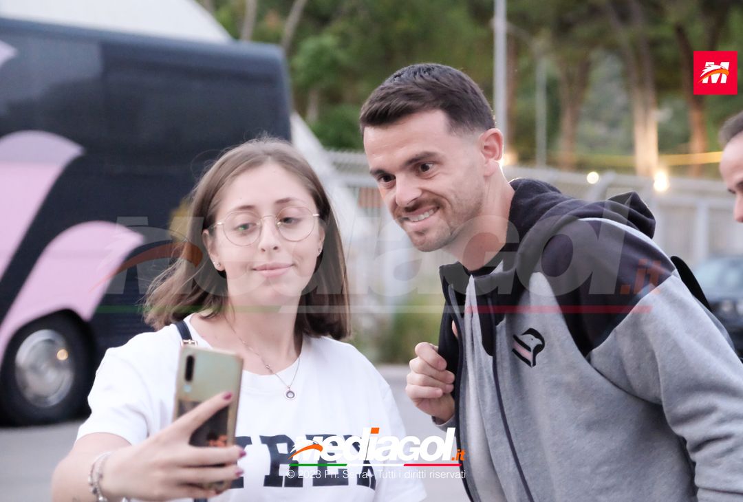 FOTO PALERMO: i giocatori rosanero scattano selfie con i tifosi (GALLERY) - immagine 56