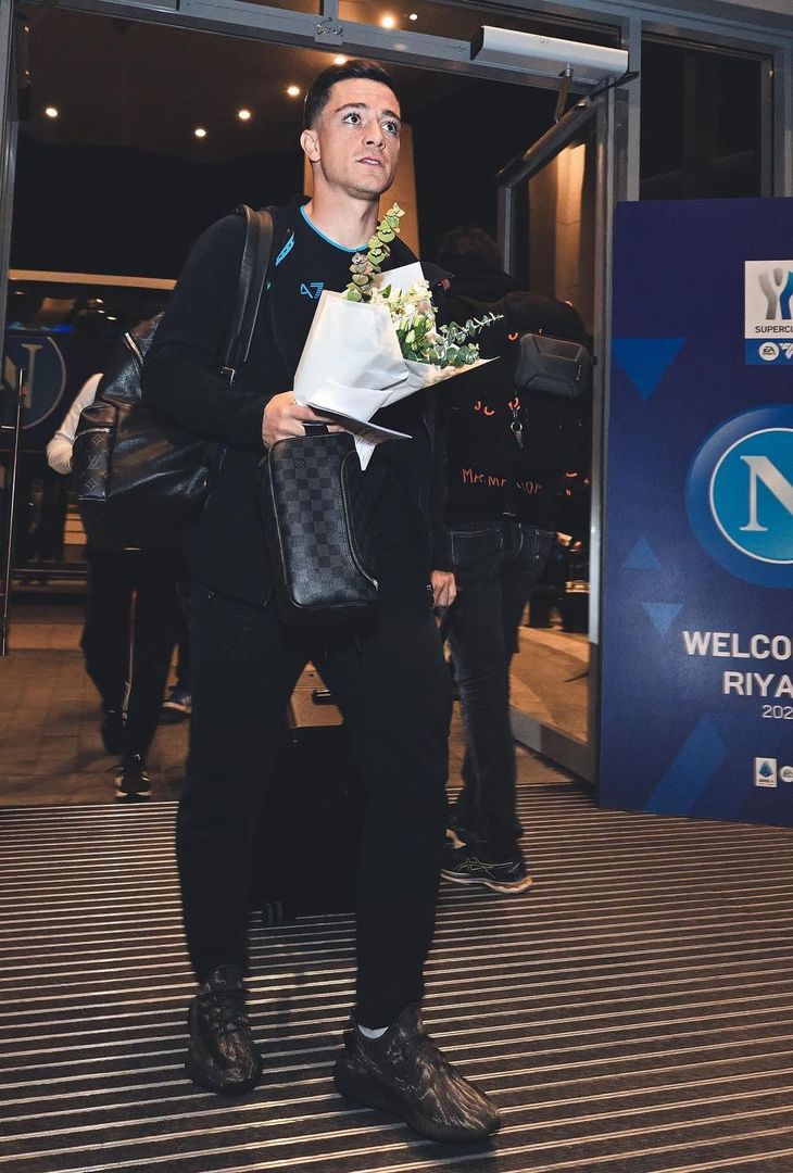 GALLERY Supercoppa, il Napoli è sbarcato a Riyadh: gli scatti dell’arrivo - immagine 10