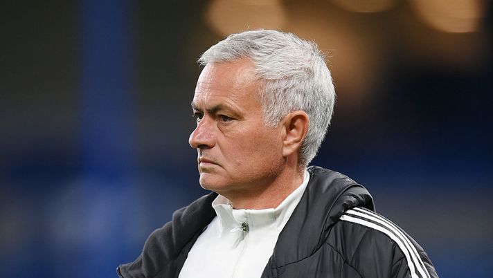 LONDON, ENGLAND - SEPTEMBER 29: Jose Mourinho, Head Coach of SL Benfica, looks on during a SL Benfica Training Session at Stamford Bridge on September 29, 2025 in London, England. (Photo by Alex Broadway/Getty Images) Mourinho Benfica
