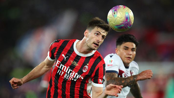 ROME, ITALY - MAY 14: Matteo Gabbia of AC Milan wins a header during the Coppa Italia Final match between AC Milan and Bologna at Stadio Olimpico on May 14, 2025 in Rome, Italy. (Photo by Paolo Bruno/Getty Images) milan-bologna-interviste-gabbia-mediaset-finale-olimpico-diretta-live-risultato-coppa-italia-2