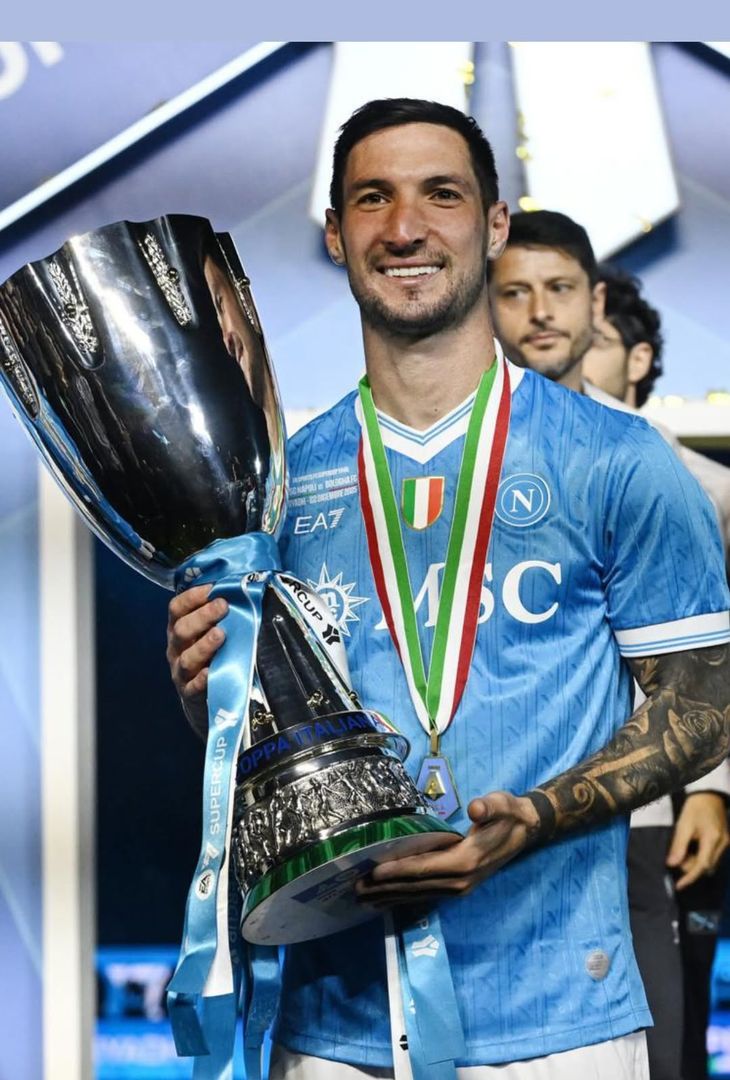 Coppa, sorrisi e sigari: gli azzurri festeggiano la Supercoppa! –  LE FOTO - immagine 2