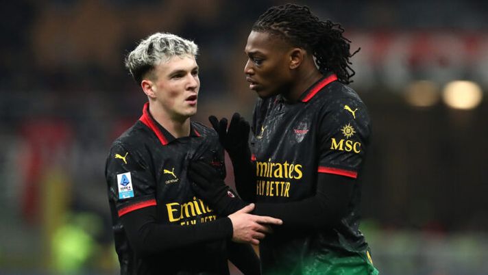 MILAN, ITALY - FEBRUARY 15: Rafael Leao and Alex Jimenez of AC Milan are pictured talking during the Serie A match between AC Milan and Verona at Stadio Giuseppe Meazza on February 15, 2025 in Milan, Italy. (Photo by Marco Luzzani/Getty Images) Gazzetta, Leao il migliore e stesso voto per Jimenez: “Entra e cambia la partita” - immagine 1