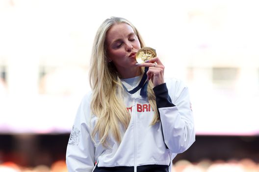 PARIS, FRANCE - AGOSTO 06: Medaglia d'oro Keely Hodgkinson della squadra brittanica (c) festeggia baciando la medaglia sul podio durante la cerimonia di premiazione degli 800 metri femminili nell'undicesimo giorno dei giochi olimpici a Parigi 2024 allo Stade de Francia ad Agosto 06, 2024 a Parigi, Francia. (Photo by Michael Steele/Getty Images) Keely Hodgkinson contro il West Ham: “Porteremo più medaglie noi dell’Atletica di quante ne abbiate mai viste”- immagine 2