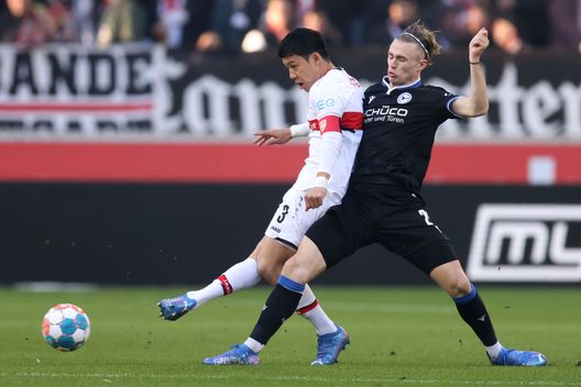 Stoccarda, Germania - 6 novembre 2021: Wataru Endo dello Stoccarda e Patrick Wimmer del Bielefed. (Foto di Alex Grimm/Getty Images) Arminia Bielefeld-Stoccarda, i precedenti tra le finaliste della DFB-Pokal- immagine 2