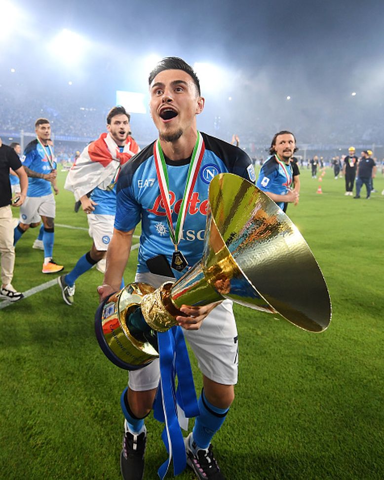 Eljif Elmas dell'SSC Napoli festeggia con il trofeo della Serie A dopo la partita di Serie A tra l'SSC Napoli e l'UC Sampdoria allo Stadio Diego Armando Maradona il 4 giugno 2023 a Napoli ESCLUSIVA – A volte ritornano: Elmas al Napoli, la situazione- immagine 2