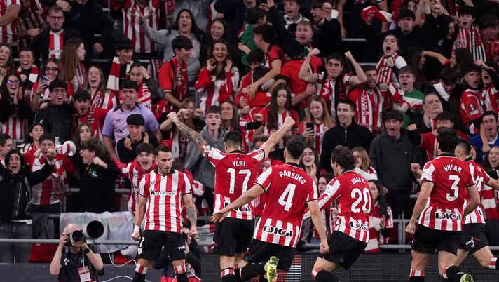 BILBAO, SPAIN - DECEMBER 06: Alex Berenguer of Athletic Club (L) celebrates scoring his team's first goal with teammates during the LaLiga EA Sports match between Athletic Club and Atletico de Madrid at Estadio de San Mames on December 06, 2025 in Bilbao, Spain. (Photo by Juan Manuel Serrano Arce/Getty Images) Celta-Bilbao: dove vedere la Liga in Diretta TV e in Streaming Gratis - immagine 1