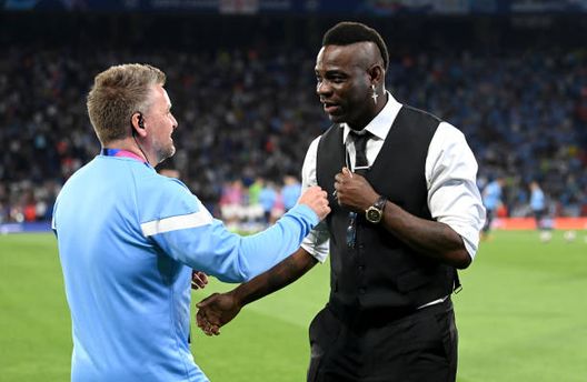 ISTANBUL, TURCHIA - 10 GIUGNO: Mario Balotelli, ex giocatore del Manchester City e dell'FC Internazionale, abbraccia un membro dello staff del Manchester City prima della partita della finale di UEFA Champions League 2022/23 tra FC Internazionale e Manchester City FC allo Stadio Olimpico Ataturk il 10 giugno 2023 a Istanbul, Turchia. (Foto di Michael Regan - UEFA/UEFA via Getty Images) Blocco aereo a Dubai, Balotelli raggiunge Douglas Costa al Chievo Verona- immagine 2
