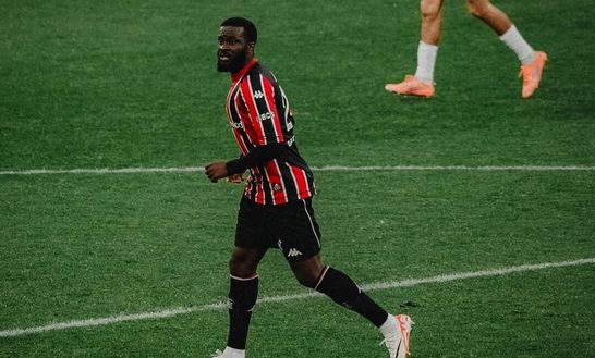 Tanguy Ndombele all'opera con la maglia del Nizza (stagione 2025/26)