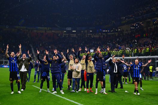 La festa dell'Inter sotto la curva nord dopo il triplice fischio. (Foto di Mattia Pistoia - Inter/Inter via Getty Images) Inter, che spettacolo! Una notte da film nel segno di un gruppo straordinario- immagine 2
