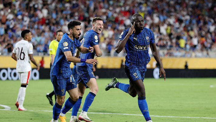 Kalidou Koulibaly, numero 3 dell'Al Hilal, festeggia il terzo gol della sua squadra con Ali Lajami, numero 78, e Sergej Milinkovic-Savic, numero 22, durante la partita degli ottavi di finale della Coppa del Mondo per Club FIFA 2025 tra Manchester City e Al-Hilal al Camping World Stadium, il 30 giugno 2025 a Orlando, Florida Manchester City-Al Hilal, italiani in campo: da Koulibaly a Reijnders - immagine 1