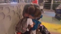 VIDEO – De Rossi, emozione in aeroporto: abbraccia i figli tornati dal Giappone