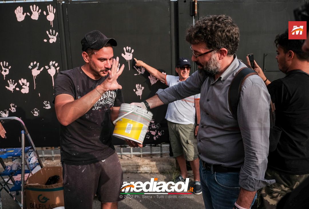 FOTO Palermo, le impronte rosa sul murales del ‘Renzo Barbera’ (Gallery) - immagine 68