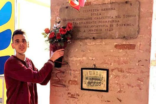 Di padre in figlio: tre generazioni curano la lapide del Grande Torino a Mesola- immagine 3