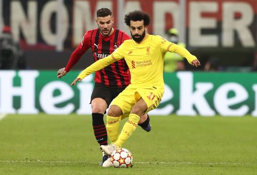 MILAN, ITALY - DECEMBER 07: Mohamed Salah of Liverpool battles for possession with Theo Hernandez of AC Milan during the UEFA Champions League group B match between AC Milan and Liverpool FC at Giuseppe Meazza Stadium on December 07, 2021 in Milan, Italy. (Photo by Marco Luzzani/Getty Images) Occhio Milan, il Liverpool ha sempre vinto a San Siro in Champions