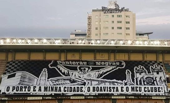 Orgoglio Boavista nella coreografia a porte chiuse per il derby, poi però i 5 gol del Porto. Boavista tifosi