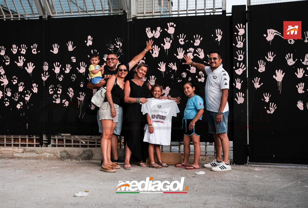 FOTO Palermo, le impronte rosa sul murales del ‘Renzo Barbera’ (Gallery) - immagine 62