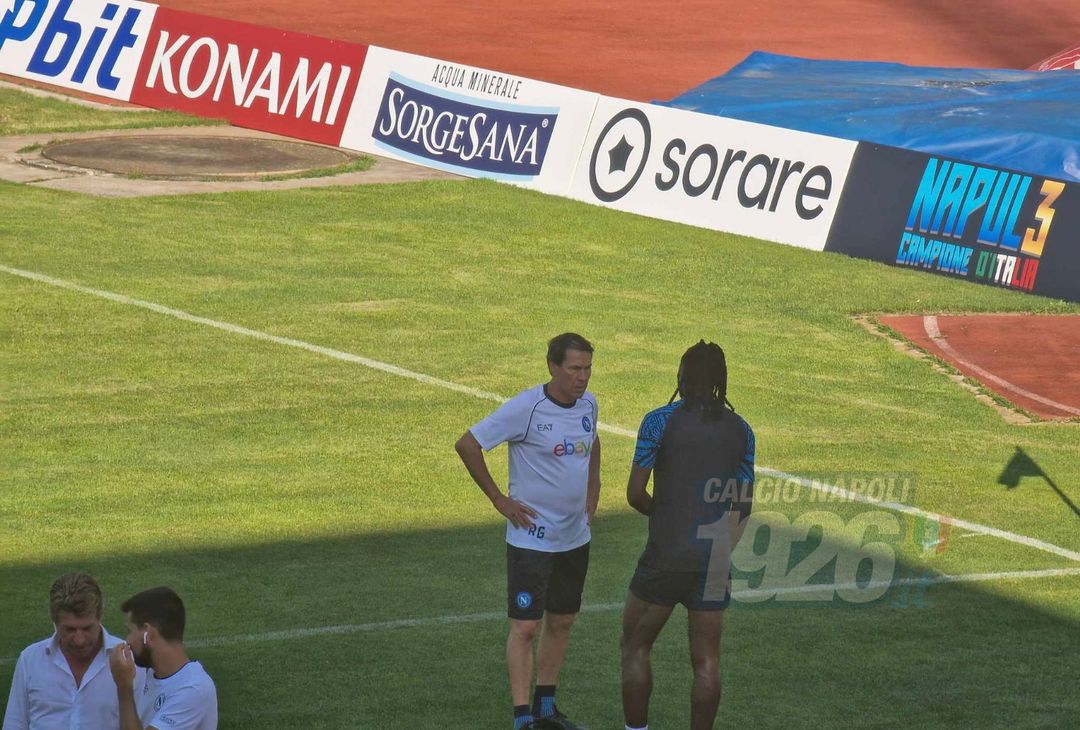 Anguissa e Garcia a colloquio sul terreno di gioco dello stadio di Carciato