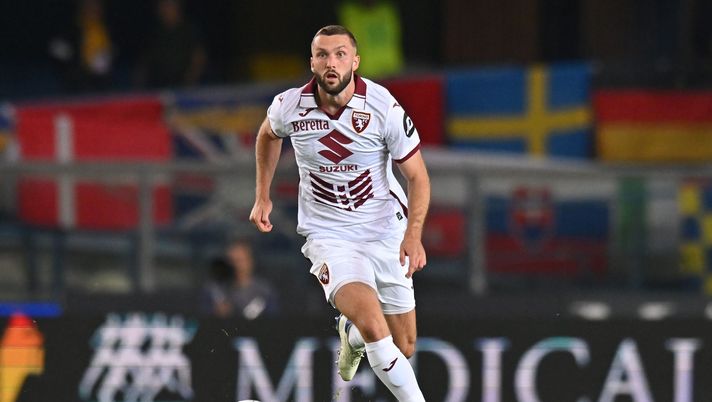 VERONA, ITALY - SEPTEMBER 20: Sebastian Walukiewicz of Torino FC in action during the Serie A match between Verona and Torino at Stadio Marcantonio Bentegodi on September 20, 2024 in Verona, Italy. (Photo by Alessandro Sabattini/Getty Images) Torino, Walukiewicz: “Ci stiamo analizzando, il Napoli è forte ma noi daremo tutto!” - immagine 1