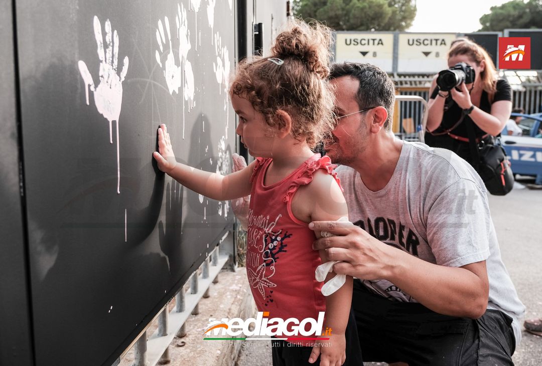 FOTO Palermo, le impronte rosa sul murales del ‘Renzo Barbera’ (Gallery) - immagine 81