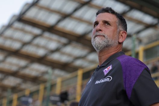 SESTO SAN GIOVANNI, ITALY - OCTOBER 02: Sebastian De La Fuente ACF Fiorentina Head Coach looks on prior to kick off in the Women's Serie A match between FC internazionale and ACF Fiorentina at Stadio Breda on October 02, 2023 in Sesto San Giovanni, Italy. (Photo by Jonathan Moscrop/Getty Images) Sassuolo-Fiorentina Femminile 1-2: decisiva la doppietta di una centrocampista- immagine 2