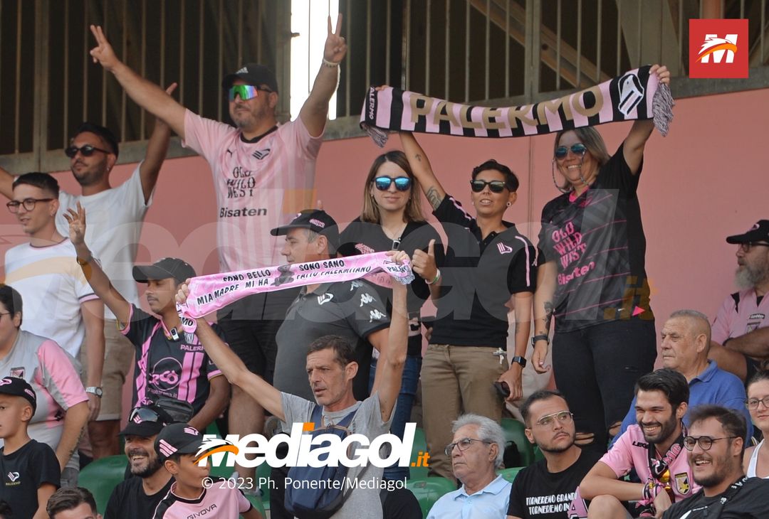 FOTOTIFO Palermo-Feralpisalò 3-0, gli scatti ai tifosi al “Renzo Barbera” (GALLERY) - immagine 56
