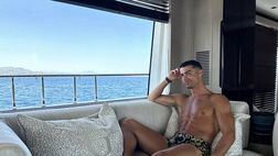 Glamour all’ennesima potenza: CR7 in foto con le unghie dipinte di nero!