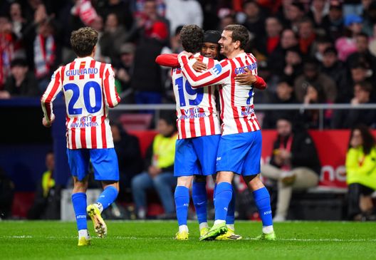 MADRID, SPAGNA - 12 FEBBRAIO: Julian Alvarez dell'Atletico de Madrid festeggia il quarto gol della sua squadra con i compagni durante la partita di andata della semifinale di Coppa del Re tra l'Atletico de Madrid e l'FC Barcelona al Riyadh Air Metropolitano il 12 febbraio 2026 a Madrid, Spagna. (Foto di Angel Martinez/Getty Images) Barcellona, remuntada possibile? Il calcio lo insegna- immagine 2