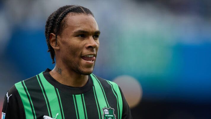 REGGIO NELL'EMILIA, ITALY - MARCH 09: Armand Lauriente of US Sassuolo looks on during the Serie A TIM match between US Sassuolo and Frosinone Calcio - Serie A TIM at Mapei Stadium - Citta' del Tricolore on March 09, 2024 in Reggio nell'Emilia, Italy. (Photo by Francesco Scaccianoce/Getty Images) Gazzetta – Da O’Riley e De Cuyper a Laurientè, Wesley e Kessie: il punto sul mercato della Roma - immagine 1