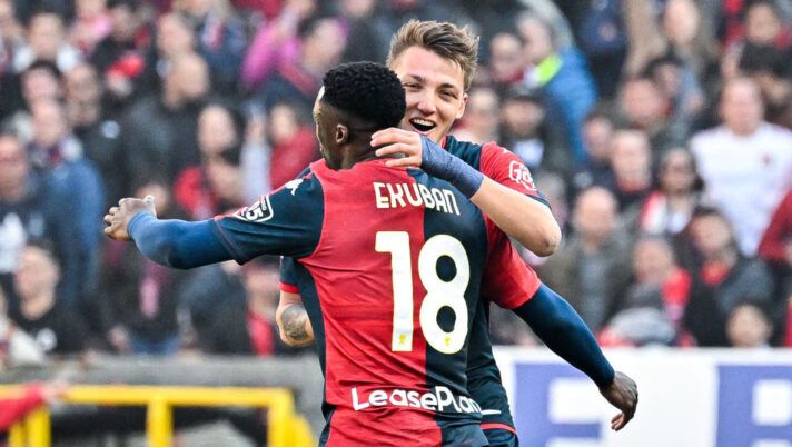 GENOA, ITALY - JANUARY 28: Caleb Ekuban of Genoa (center) celebrates with his team-mate Mateo Retegui after scoring a goal reacts during the Serie A TIM match between Genoa CFC and US Lecce - Serie A TIM at Stadio Luigi Ferraris on January 28, 2024 in Genoa, Italy. (Photo by Getty Images/Getty Images) Secolo: “Genoa-Ekuban, la verità per il rinnovo. Non è un mistero che Gilardino…” - immagine 1