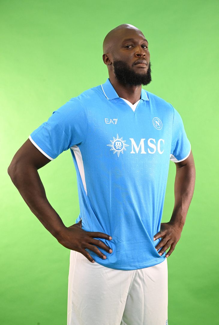 GALLERY Lukaku posa con la divisa del Napoli: gli scatti con la maglia azzurra e bianca - immagine 15