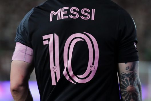 Lionel Messi indossa ancora oggi la numero 10, con la maglia dell'Inter Miami. (foto di Daniel Apuy/Getty Images) Barcellona, Yamal come Messi: addio alla ’19’, ecco il suo nuovo numero di maglia- immagine 3