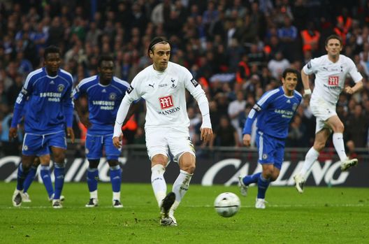 LONDON - FEBRUARY 24: Dimitar Berbatov del Tottenham Hotspur segna il loro primo gol su calcio di rigore durante la finale di Carling Cup tra Tottenham Hotspur e Chelsea. (Photo by Mike Hewitt/Getty Images)