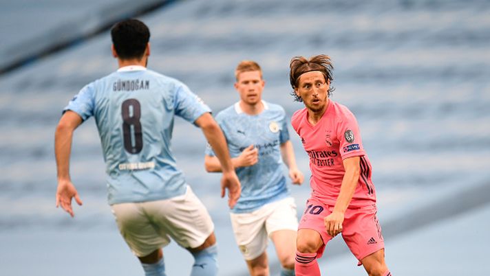 MANCHESTER, ENGLAND - AUGUST 07: Luka Modric of Real Madrid runs with the ball during the UEFA Champions League round of 16 second leg match between Manchester City and Real Madrid at Etihad Stadium on August 07, 2020 in Manchester, England. (Photo by Peter Powell/Pool via Getty Images) Modric De Bruyne