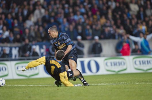 Ronaldo salta Marchegiani e regala la Coppa Uefa all'Inter. (Foto di Gerd Scheewel/Bongarts/Getty Images) Tutti pazzi per Ronaldo: quando Barcellona e Inter incontrarono il vero Fenomeno- immagine 6