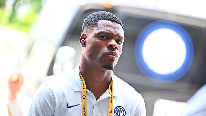 CHARLOTTE, NORTH CAROLINA - JUNE 30: Denzel Dumfries of FC Internazionale arrives at the stadium prior to the FIFA Club World Cup 2025 round of 16 match between FC Internazionale Milano and Fluminense FC at Bank of America Stadium on June 30, 2025 in Charlotte, North Carolina. (Photo by Mattia Ozbot - Inter/Inter via Getty Images) Fantacalcio, Dumfries in testa tra i difensori per FVM su Leghe: tre interisti nella top cinque - immagine 1
