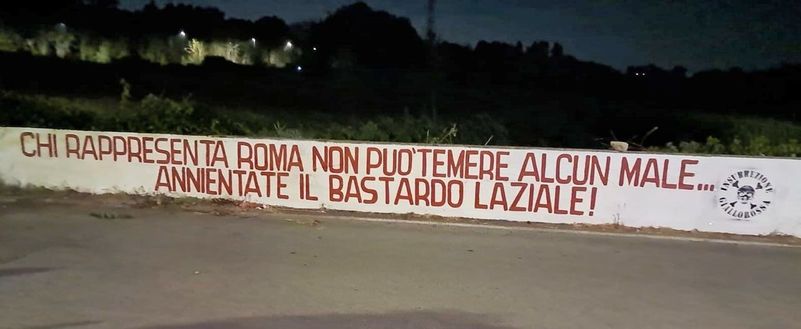 Roma, lo striscione pre derby: “Annientate il laziale”. Poi la vignetta con Paredes- immagine 2