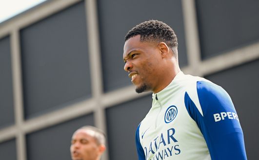 Inter, striscione fuori San Siro: “Grinta, cuore e sudore: vinciamo insieme questo tricolore”- immagine 2