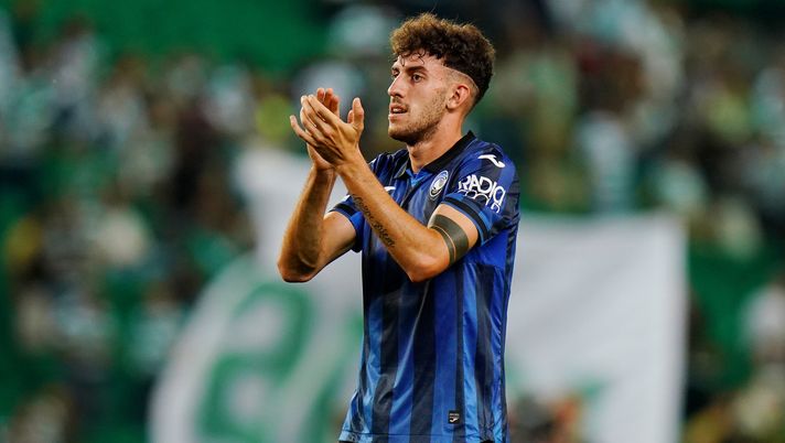 LISBON, PORTUGAL - OCTOBER 05: Matteo Ruggeri of Atalanta BC applauds the fans after the team's victory in the UEFA Europa League match between Sporting CP and Atalanta BC at Estadio Jose Alvalade on October 05, 2023 in Lisbon, Portugal. (Photo by Gualter Fatia/Getty Images) Atalanta, Ruggeri al 45°: “Non dobbiamo abbassare la guardia, ecco cosa dovremo fare” - immagine 1