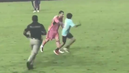 VIDEO / Messi “salva” l’invasore dallo steward: prima il selfie, poi…