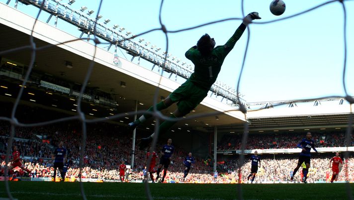 LIVERPOOL, ENGLAND - OCTOBER 15: David de Gea of Manchester United saves the attempt on goal of Jordan Henderson of Liverpool during the Barclays Premier League match between Liverpool and Manchester United at Anfield on October 15, 2011 in Liverpool, England. (Photo by Clive Brunskill/Getty Images) Novità in casa Bet365: ecco la nuova promozione Sostituto+ - immagine 1