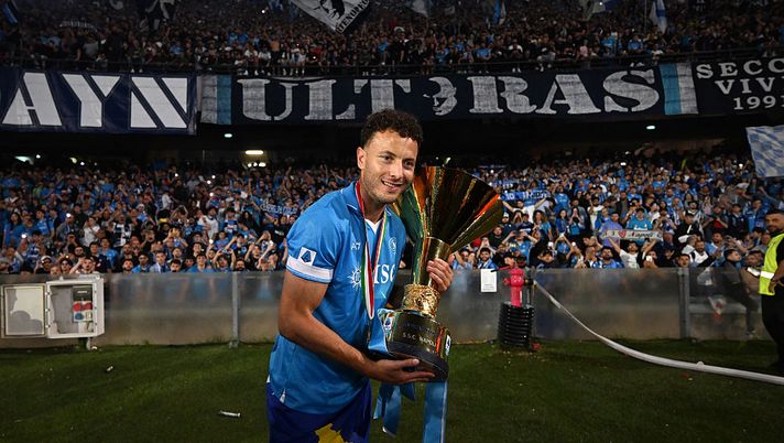 NAPLES, ITALY - MAY 23: Amir Rrahmani of Napoli posing with the Serie A TIM Scudetto title trophy after his team's victory in the Serie A match between Napoli and Cagliari at Stadio Diego Armando Maradona on May 23, 2025 in Naples, Italy. (Photo by Francesco Pecoraro/Getty Images) Rrahmani e la sua Napoli-Verona: dagli esordi in gialloblù agli scudetti in azzurro - immagine 1