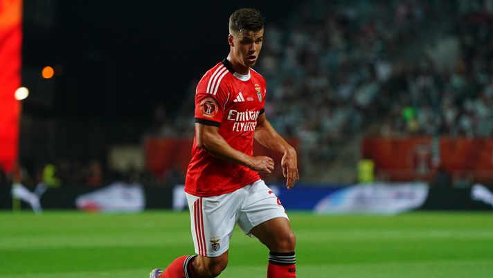 FARO, PORTUGAL - JULY 31: Samuel Dahl of SL Benfica in action during the Portuguese Super Cup match between Sporting CP and SL Benfica at Estadio Algarve on July 31, 2025 in Faro, Portugal. (Photo by Gualter Fatia/Getty Images) Benfica, brilla l’ex Roma Dahl: gol da urlo contro il Vitória Guimarães – VIDEO - immagine 1