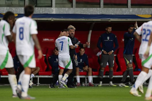 Matteo Politano è con Rino Gattuso durante la partita di qualificazione alla Coppa del Mondo FIFA 2026 tra Israele e Italia a Debrecen, in Ungheria, l'8 settembre 2025. (Foto di Giacomo Cosua/NurPhoto tramite Getty Images) Gattuso, che inizio con l’Italia! Cinque gol e tanta energia: l’analisi- immagine 2